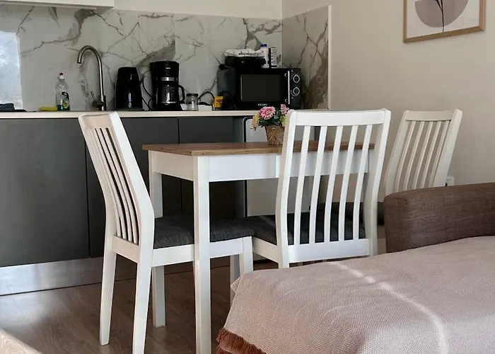 άνετο πολυτελές *